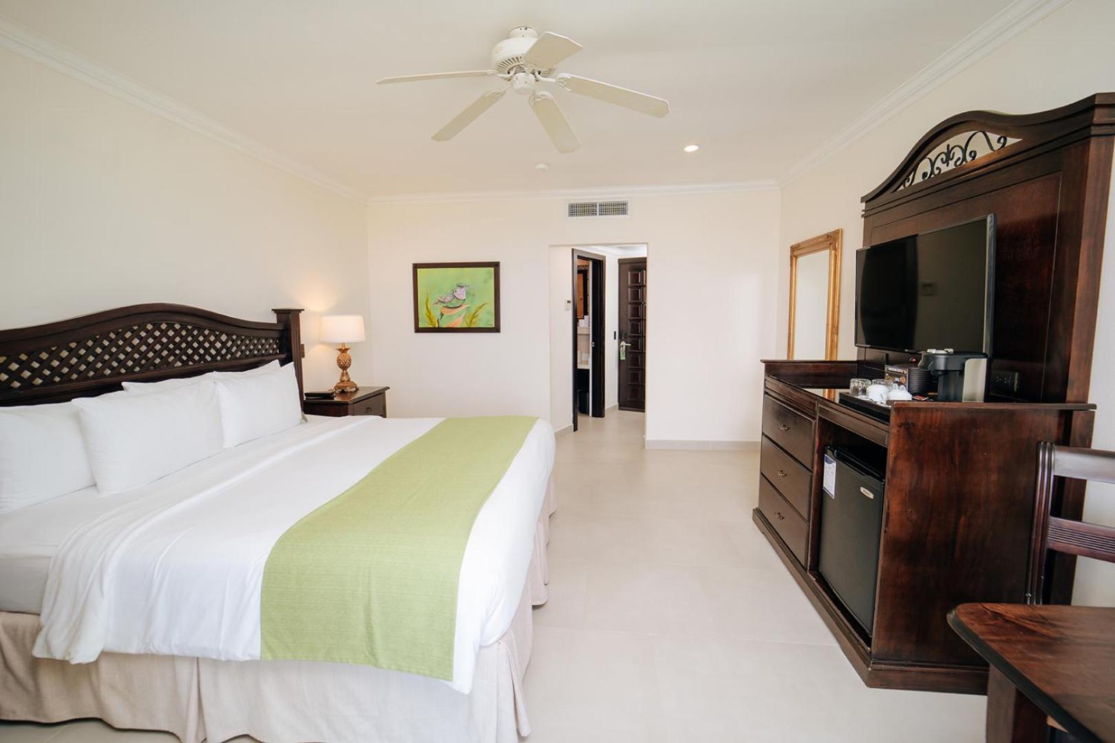 Parador Nature Resort And Spa Manuel Antonio Dış mekan fotoğraf A room at the hotel